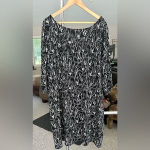 Woman’s size 3L black and white patterned dress